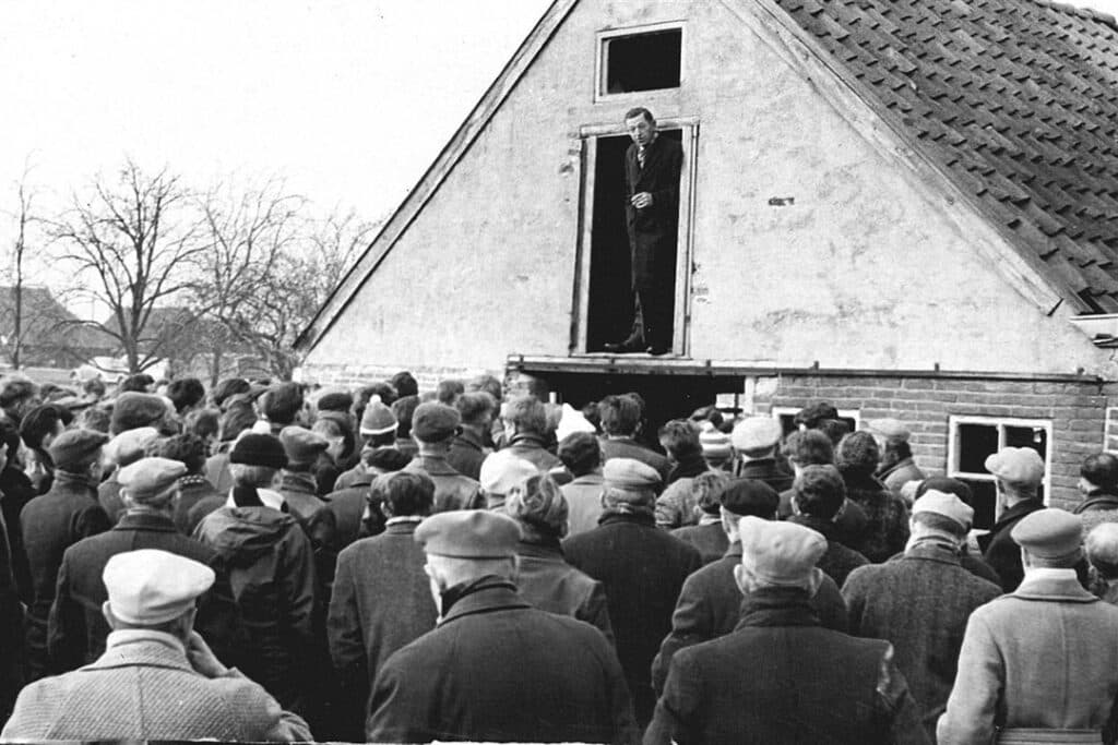 Enkele Honderden 'Vrije Boeren' herdachten in Hollandscheveld de inbeslagname en uitzetting van drie boeren in 1964 door het Landbouwschap. Voorzitter van de Boerenpartij, Hendrik. Koekkoek, sprak de menigte toe, vanuit een boerenschuur. Een jaar eerder was er een boerenopstand tegen de huisuitzetting van drie boerengezinnen. - Foto: ANP / Jacques Klok