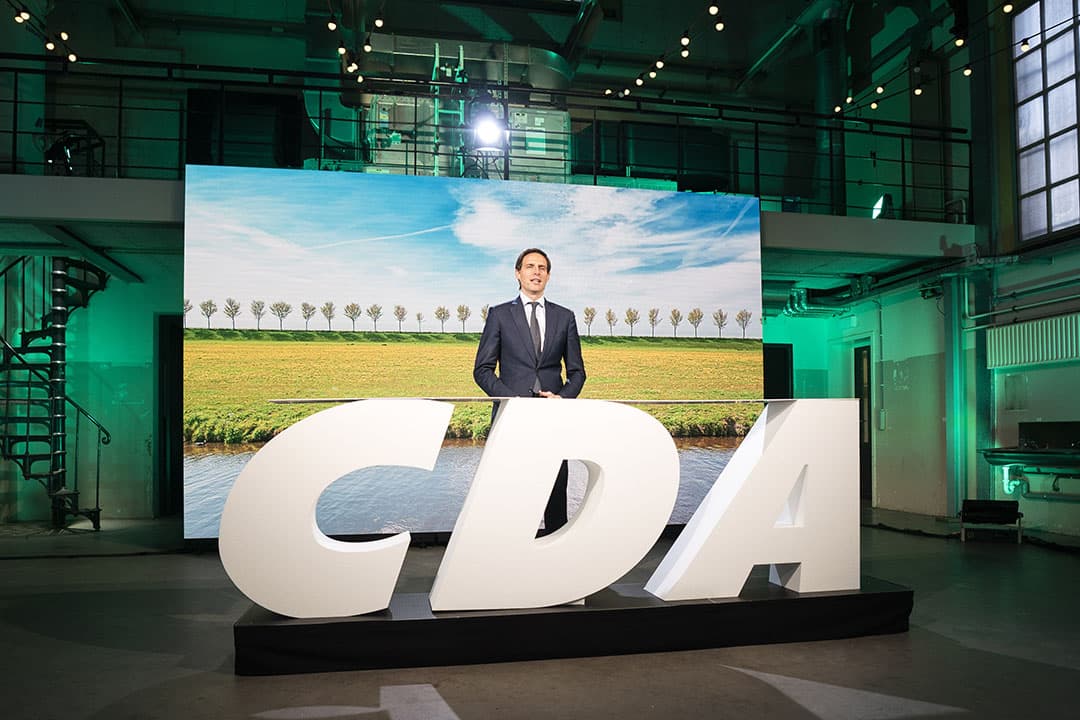 Wopke Hoekstra hield eerder een speech tijdens een digitaal CDA-congres De achtergrond moest de verbondenheid met het platteland uitstralen. - Foto: ANP