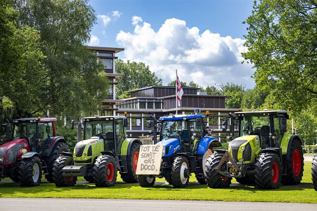 Boeren protesteren op 28 juni voor het provinciehuis in Assen. - Foto: ANP