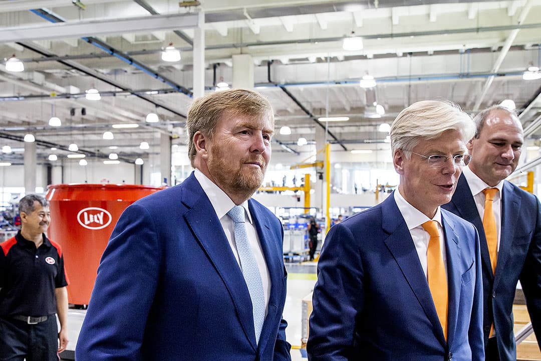CEO Andre van Troost leidt koning Willem Alexander rond in de fabrieken van Lely. - Foto: ANP