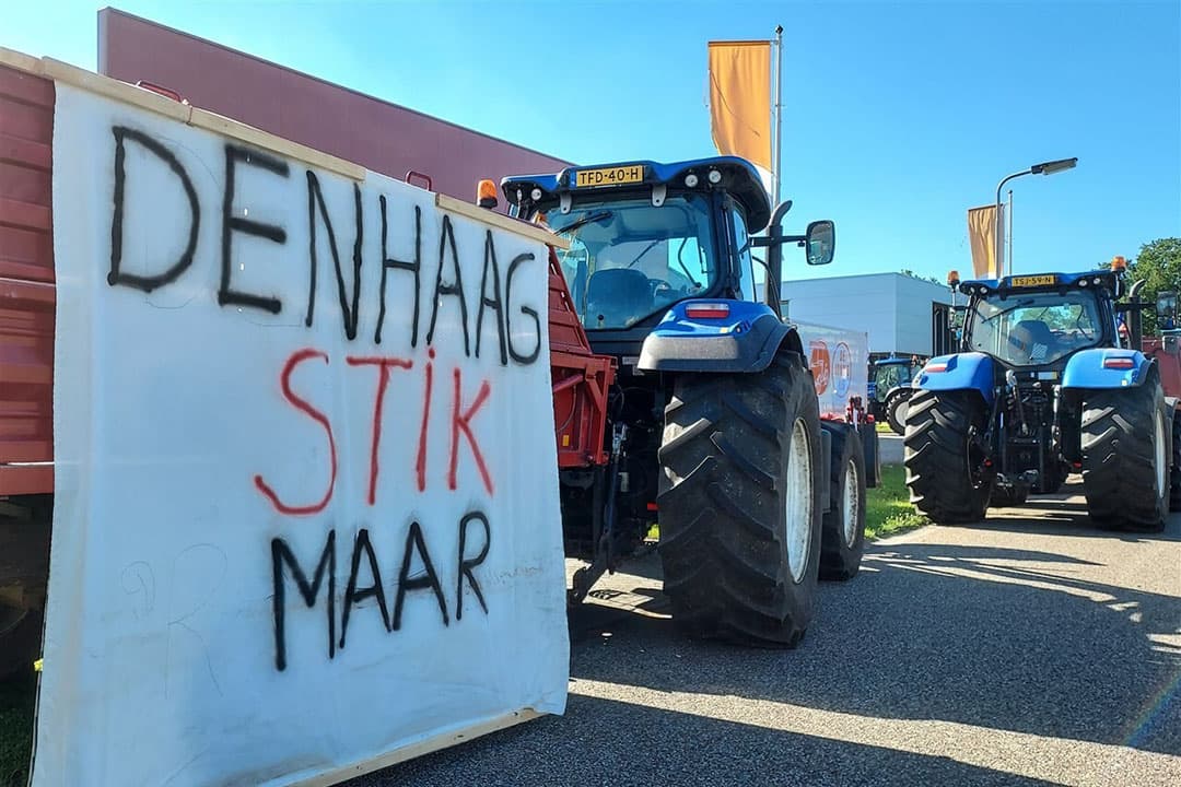 Een groep boeren met trekkers blokkeert vanmorgen De Jong's ijsfabriek in het Friese Gorredijk. De betreffende ijsfabriek is opgezet door Tweede Kamerlid Romke de Jong van D66. - Foto: ANP