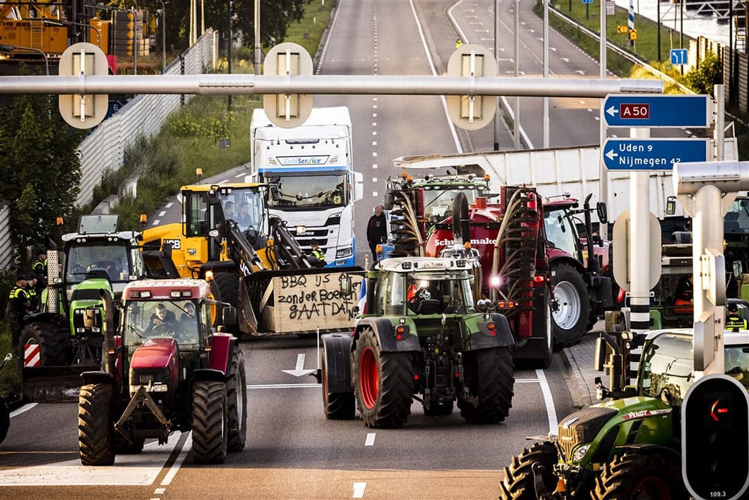 Boeren blokkeren onder andere vandaag de N279 en distributiecentrum van Jumbo in Veghel. Foto: ANP