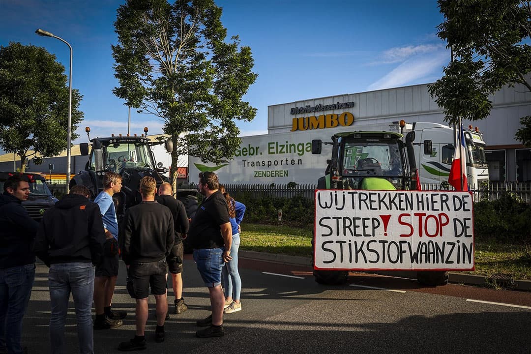 Boeren blokkeerden 4 juli het verdeelcentrum van Jumbo in Raalte (Ov.). - Foto: ANP/Vincent Jannink