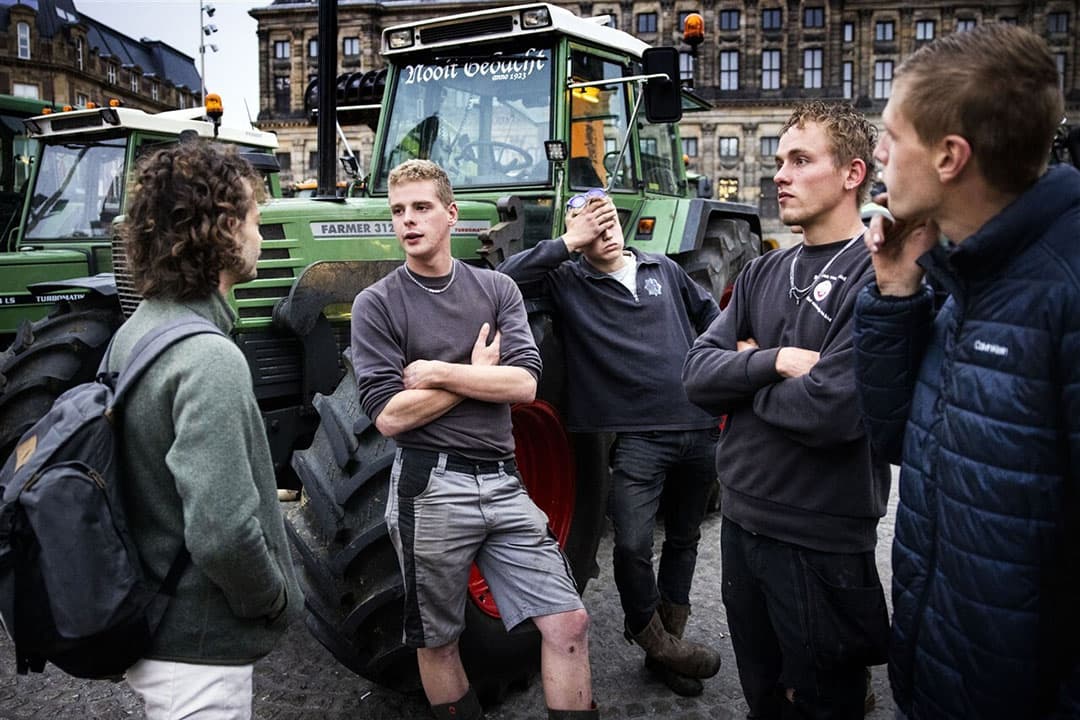 Boeren in gesprek met burgers op de Dam in Amsterdam, tijdens een protest woensdag 6 juli. - Foto: ANP/ Ramon van Flymen