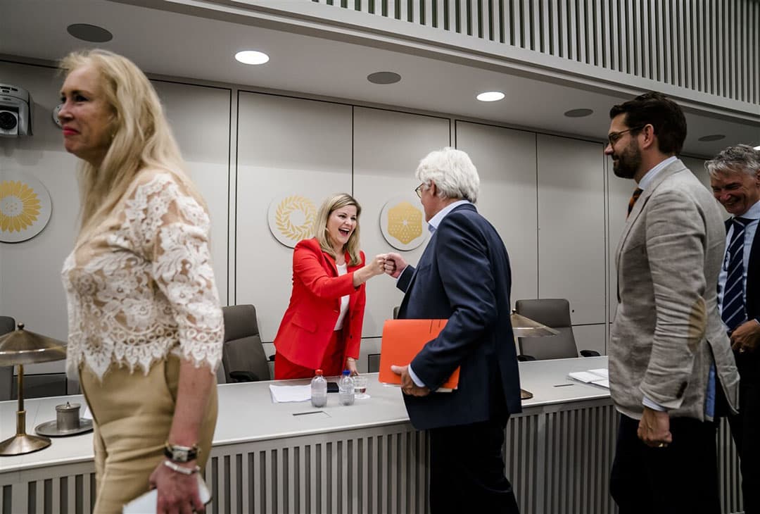 Liesje Schreinemacher, minister voor Buitenlandse Handel en Ontwikkelingssamenwerking, wordt gefeliciteerd door Pvda-senator Ferd Crone, na afloop van de stemming over handelsverdrag. – Foto: ANP