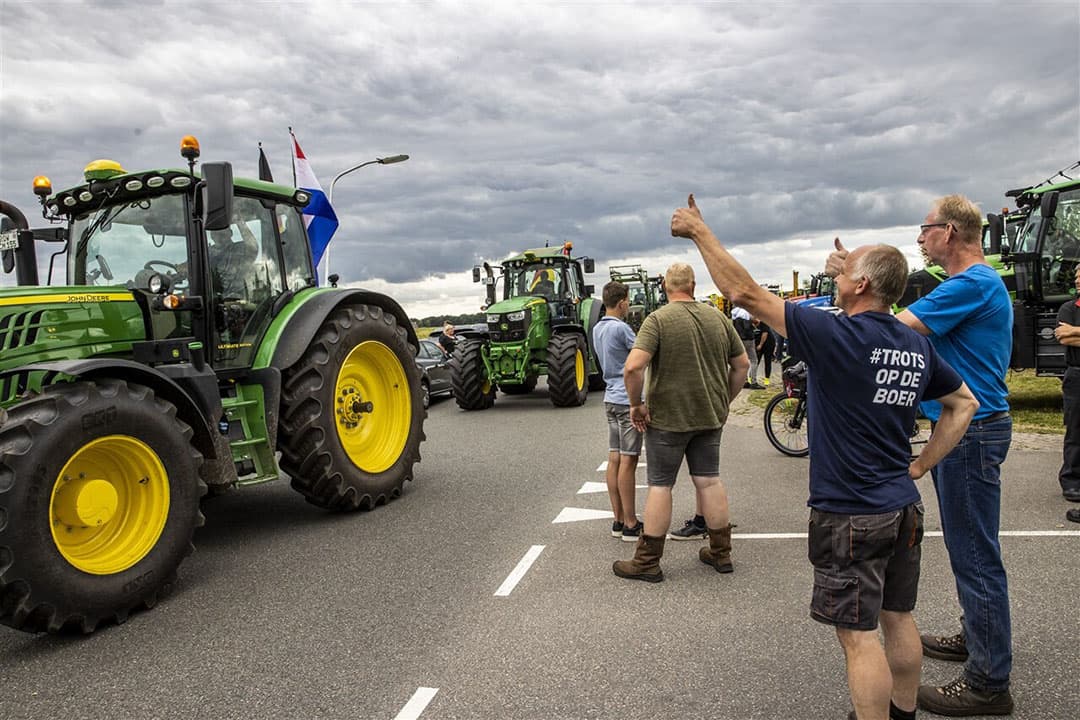 Nederlandse en Duitse boeren voerden donderdag 14 juli actie bij het aanmeldcentrum voor asielzoekers in Ter Apel tegen het stikstofbeleid van het kabinet. - Foto: ANP/Vincent Jannink