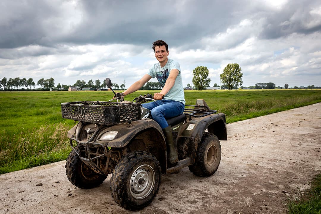 Koeien ophalen is een favoriet klusje. Het is rustgevend, vindt Daniël.