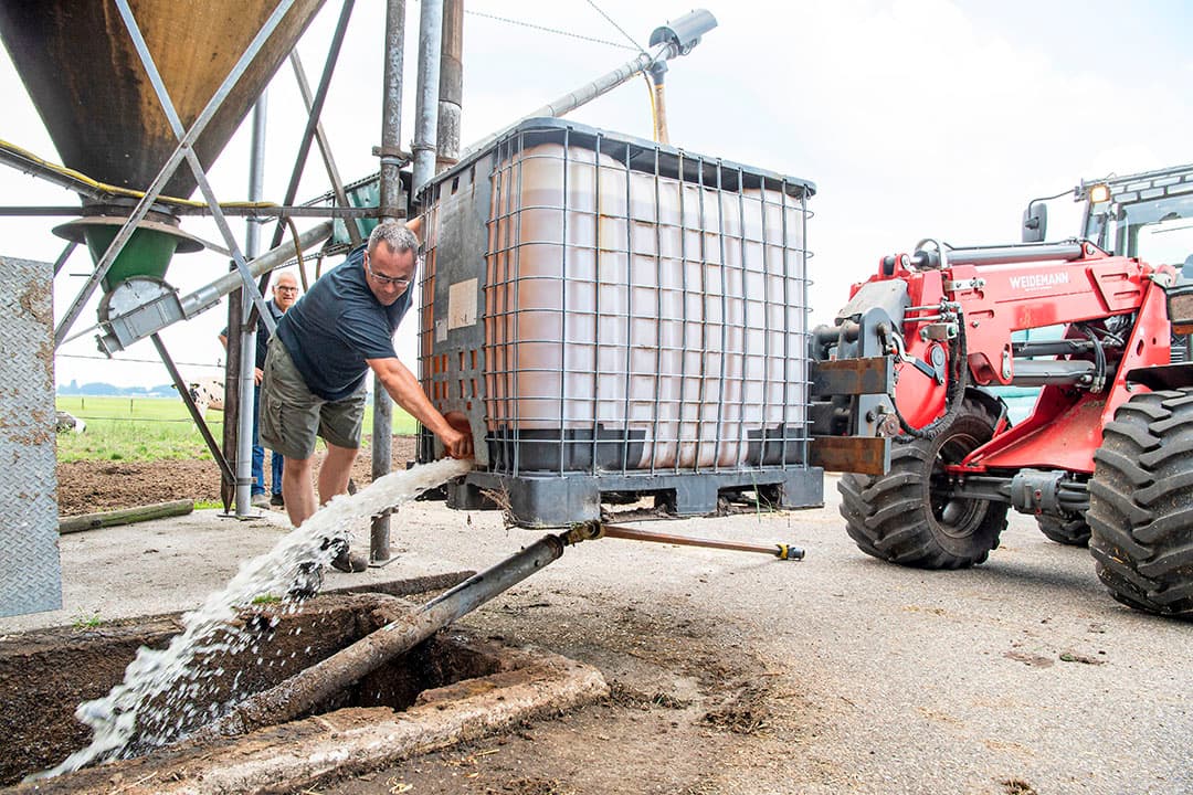 Roy ten Peze uit Sibculo voegt vloeibaar magnesiumchloride toe aan de mestput. In het laboratorium leidde het additief tot  40% minder ammoniakemissie. Een eerste praktijkproef op Dairy Campus haalde dat niet. Nu start een 2e proef, waarbij het additief over de roosters wordt gesproeid. - Foto: Frank Uijlenbroek