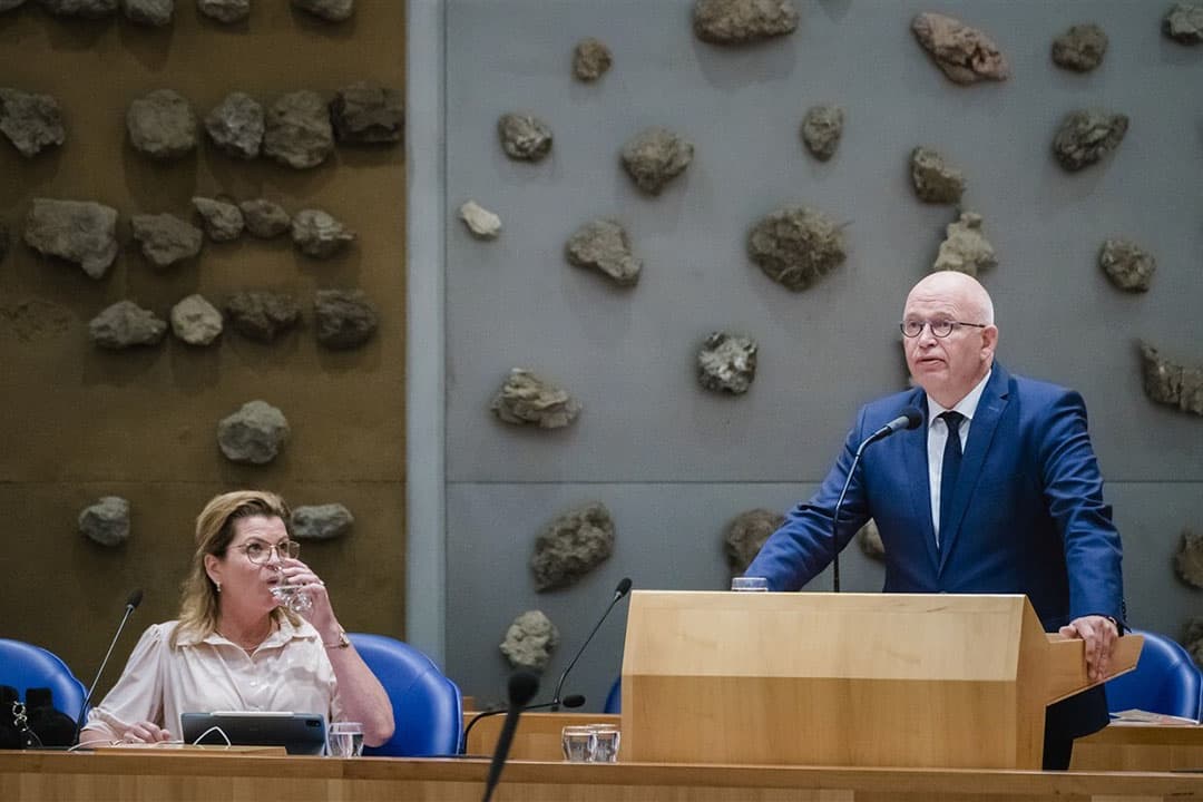 Christianne van der Wal-Zeggelink, minister voor Natuur en Stikstof, en Henk Staghouwer, minister van Landbouw, Natuur en Voedselkwaliteit, tijdens een debat over het stikstofbeleid. - Foto: ANP