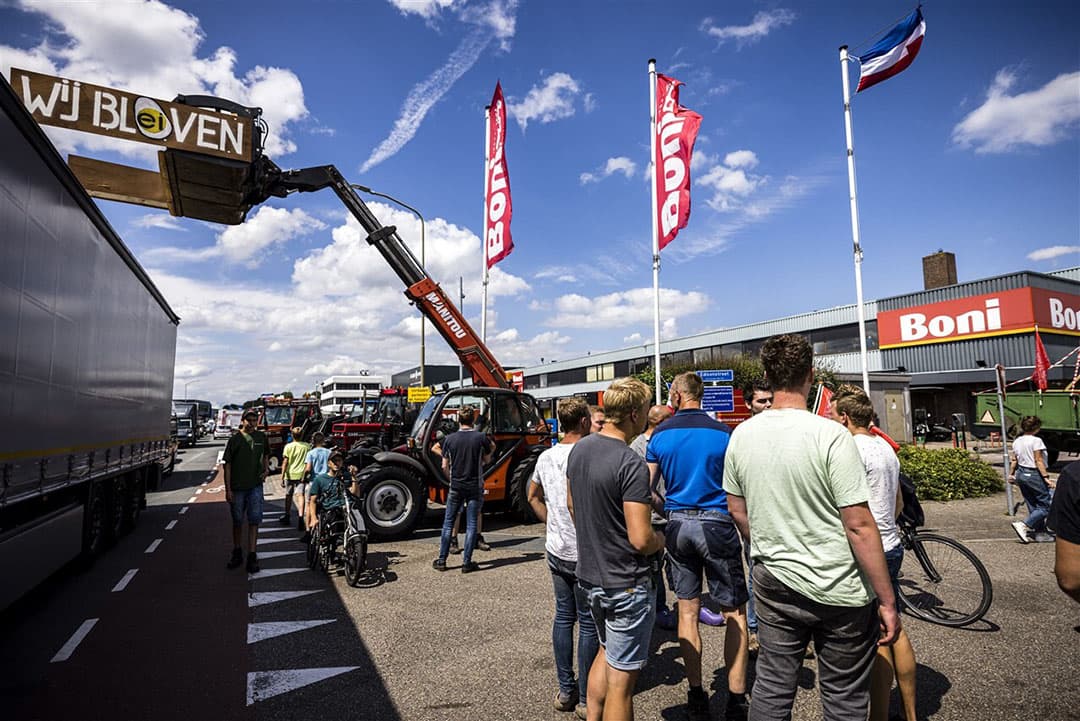 Boeren blokkeren op 5 juli met trekkers het distributiecentrum van supermarktketen Boni in Nijkerk. - Foto: ANP