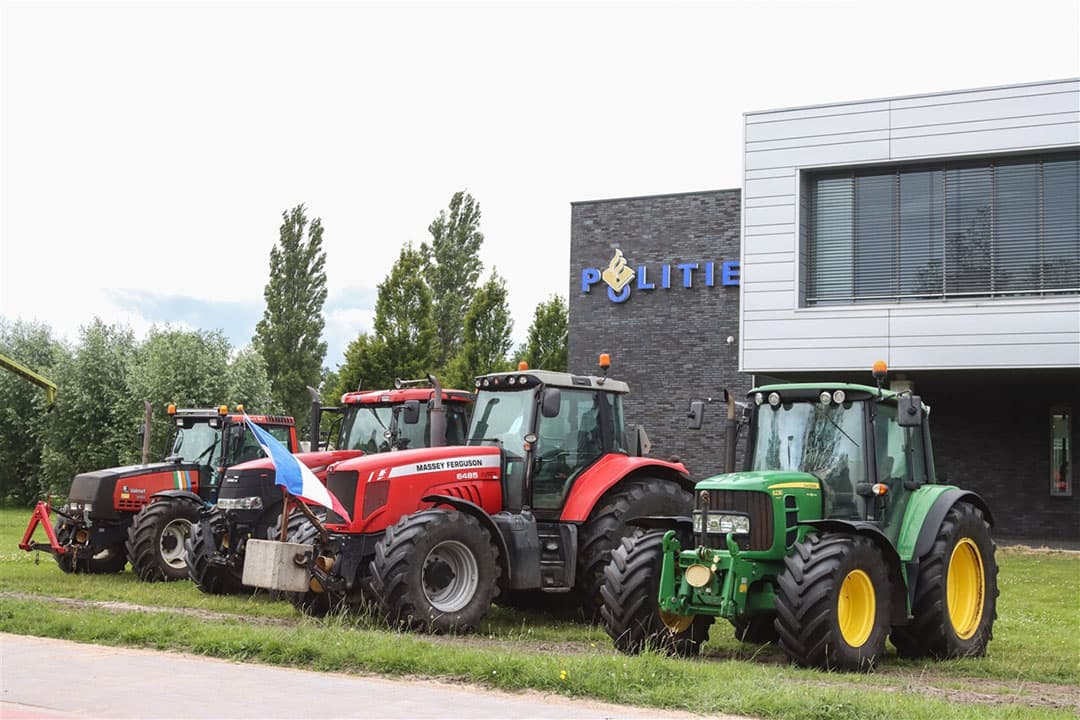 Boeren demonstreren bij het politiebureau in Leeuwarden. Hier zit de 16-jarige jongen gevangen die gisteren is aangehouden bij het schietincident. - Foto: ANP