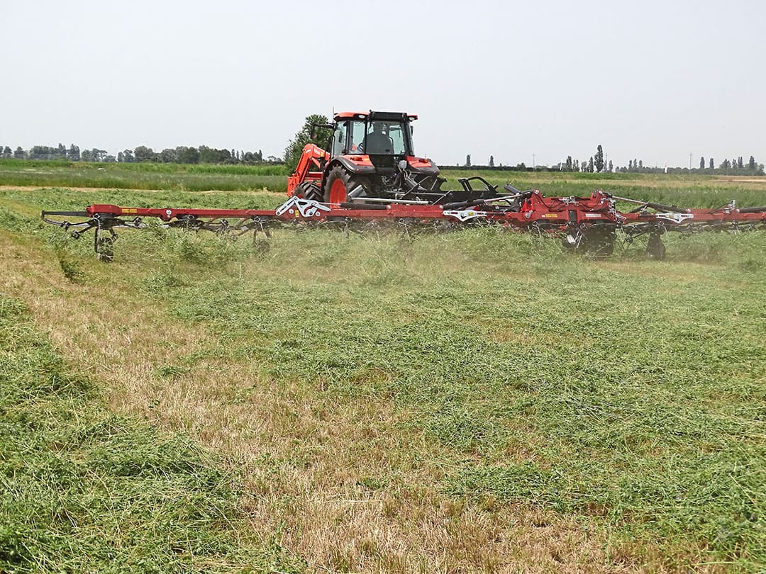 Vicons nieuwe topmodel schudt tot 15,6 meter werkbreedte. - Foto: Martijn Knuivers