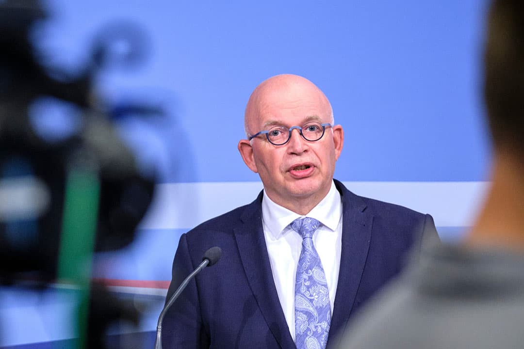 Landbouwminister Henk Staghouwer zegt nog in onderhandeling te zijn met Brussel over derogatie. - Foto: Roel Dijkstra