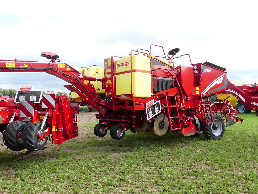 De Grimme Prios 440 kreeg een zwanenhals, een loopbrug/platform en blijft in transport binnen de 3 meter. - Foto's: Grimme
