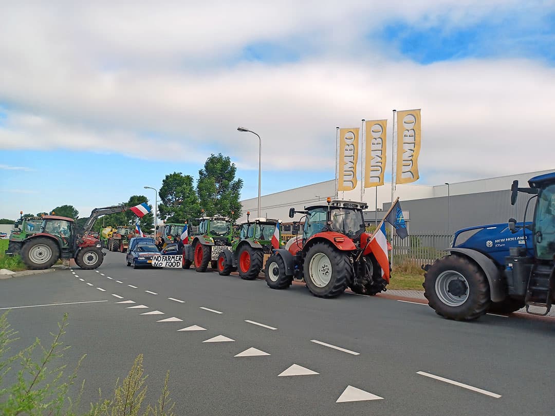 Veelal jonge boeren blokkeren met trekkers de toegang tot het distributiecentrum van Jumbo in Raalte.  In een gemoedelijke sfeer gaven de  demonstranten aan zich ernstig zorgen te maken over hun toekomst. - Foto: Indi Kloet Overbeeke