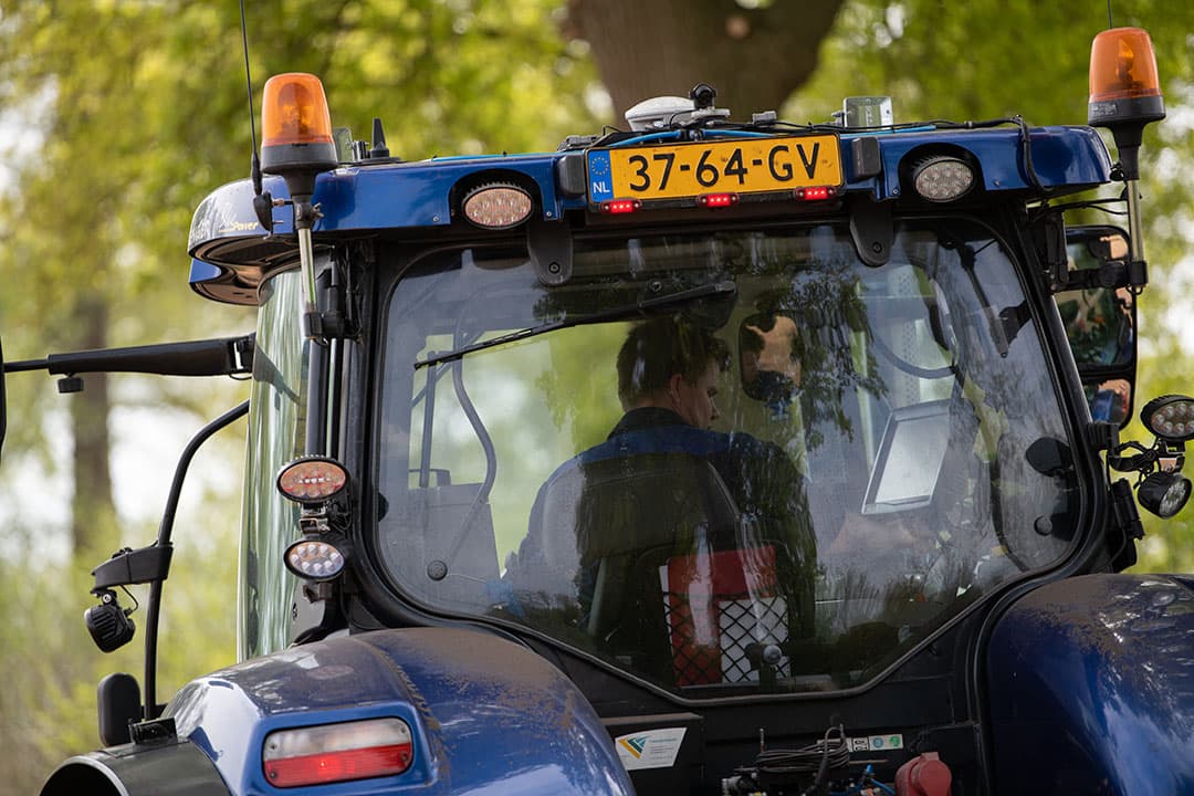 De zogenoemde GAIK-plaat is een gele plaat met een blauw NL-logo. GAIK staat voor Gecontroleerde Afgifte en Inname van Kentekenplaten. Deze plaat mag je links, rechts of in het midden achter op het voertuig monteren tot maximaal 4 meter hoogte. - Foto: Michel Velderman