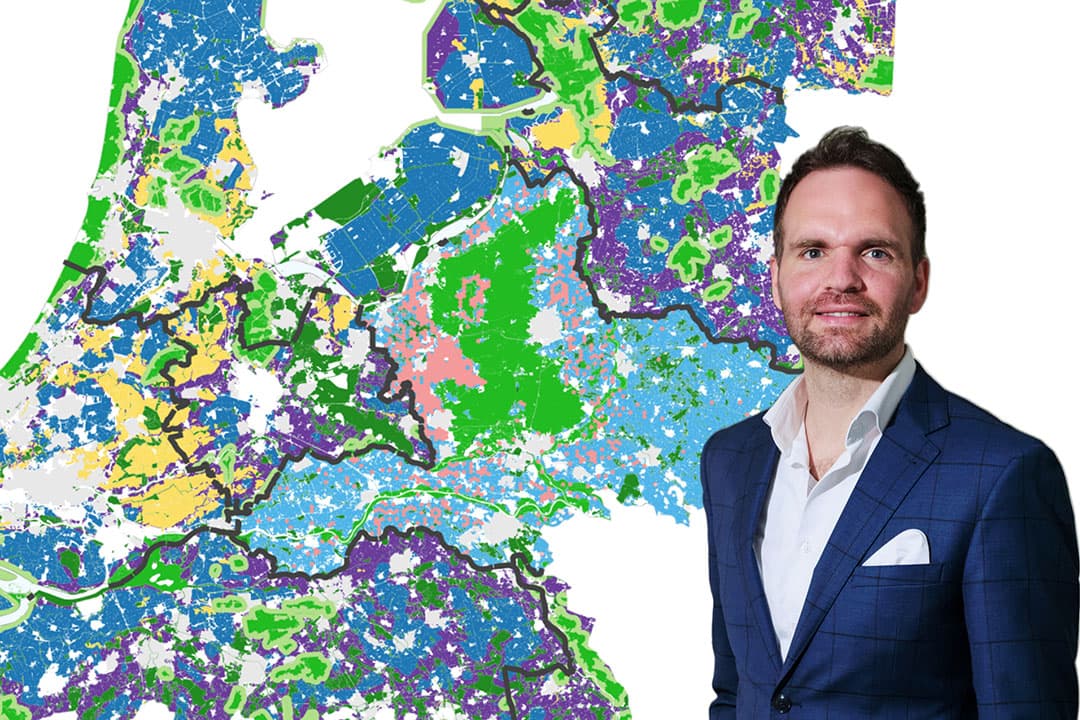 CDA'er Derk Boswijk met op de achtergrond de stikstofkaart met richtinggevende emissiereductiedoelstellingen per gebied. - Afbeelding: ministerie van LNV en Roel Dijkstra, bewerking Misset