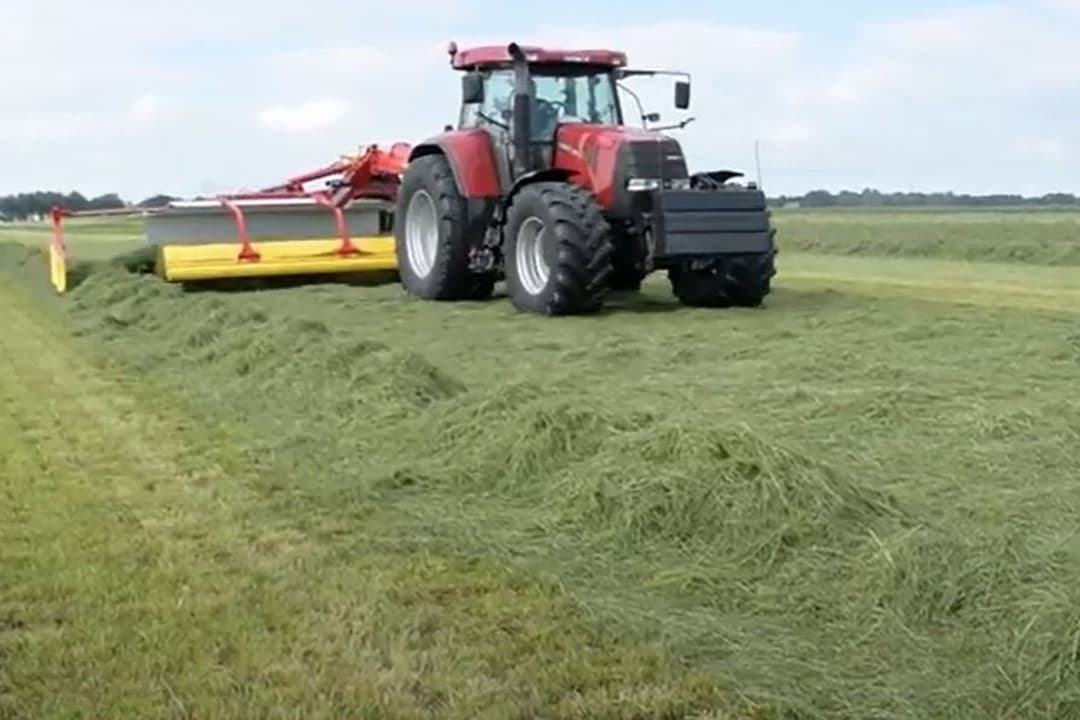 De nieuwe bandhark van Pöttinger aan het werk, de Mergento VT 9220. - Foto: Jacco van Erkelens