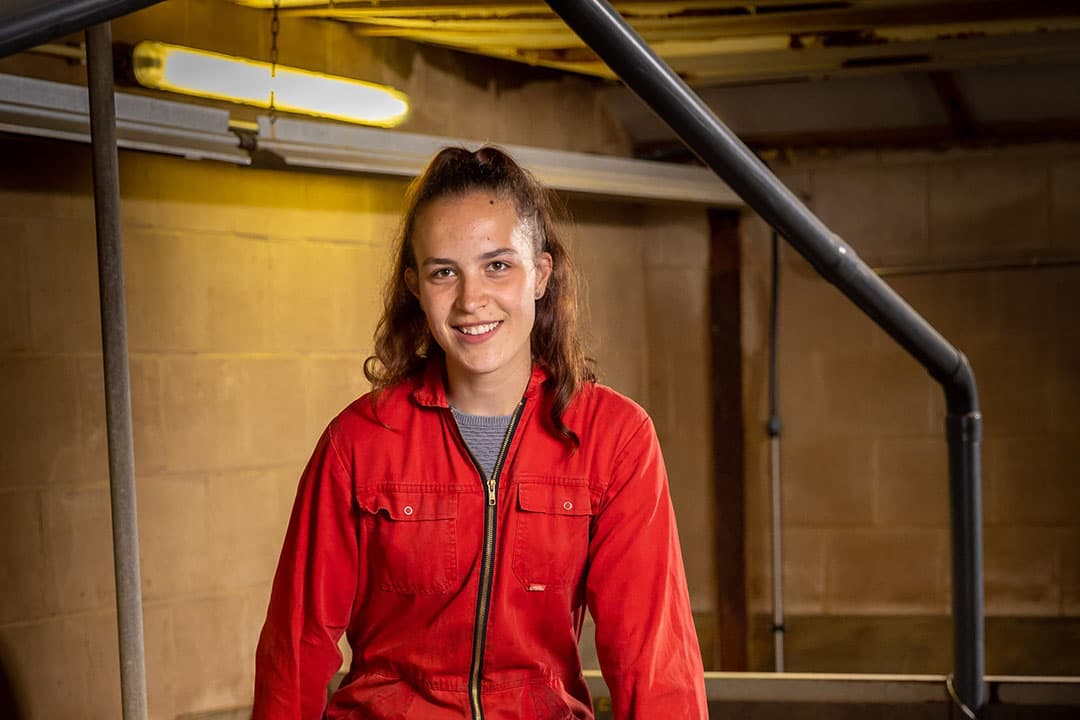 Elsien Hendriks (20) woont in Ter Apel (Gr.). Na de zomer start ze met de hbo-opleiding varkens- en pluimveehouderij bij Aeres Hogeschool in Dronten. - Foto's: Koos Groenewold