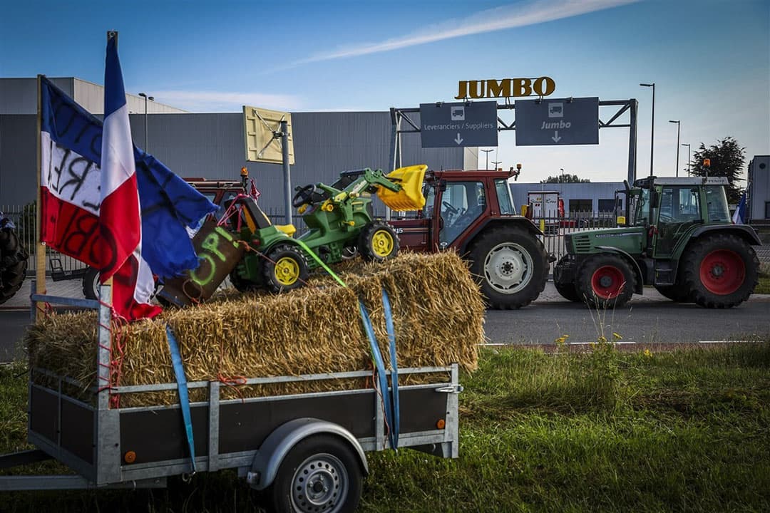 Distributiecentra van de Jumbo in Raalte werden met landbouwvoertuigen geblokkeerd.  -Foto: Vincent Jannink