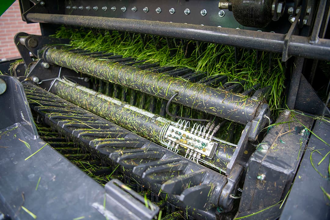 De vetnippels voor de lagers van de balkeninvoer zijn centraal bij elkaar gebracht. Goed smeren is een vereiste, een smeerautomaat een aanrader.