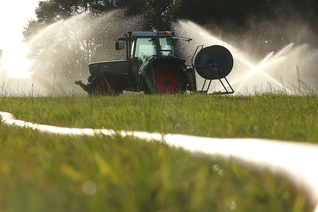 Waar droogte dreigt moet op tijd gestart worden met beregenen. Bij tekort capaciteit, maak dan een selectie in de percelen. - Foto: Hans Prinsen