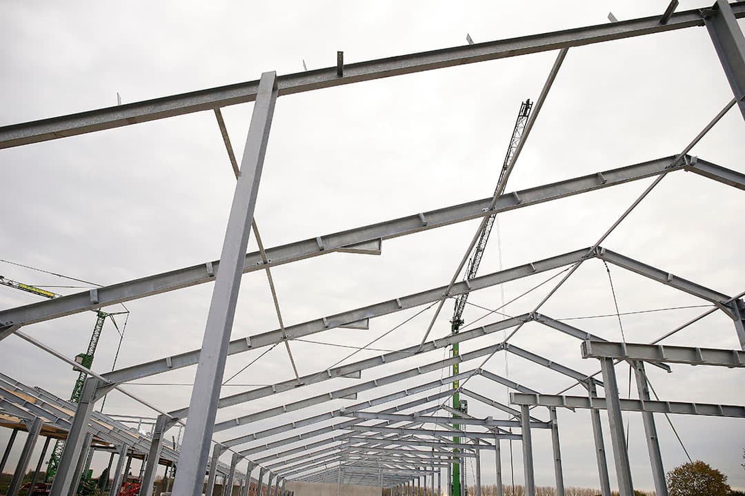 Bouw van een nieuwe stal. Met rijksgeld kunnen boeren weer investeren in innovatie stallen, aldus de provincie Brabant.  - Foto: Hans Prinsen