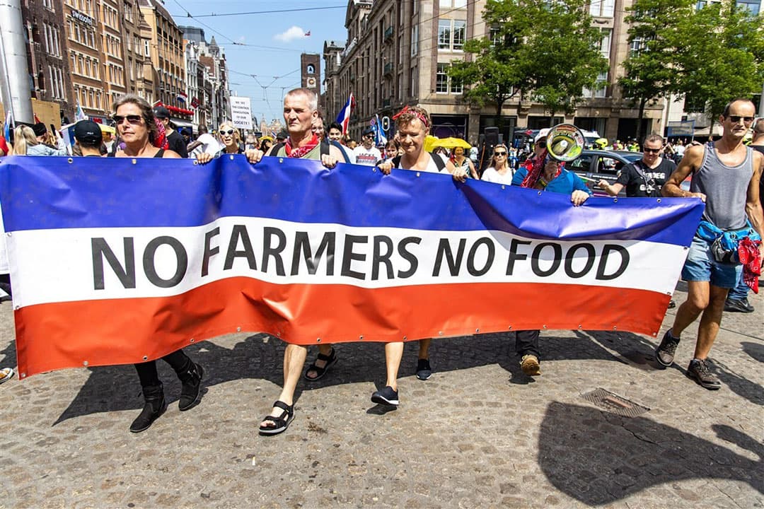Aanhangers van actiegroep Nederland in Verzet protesteren samen op de Dam in Amsterdam met diverse truckers, vissers en boeren tegen het huidige regeringsbeleid in het algemeen en de saneringen voor de boeren in het bijzonder. -Foto: Sandra Uittenbogaart