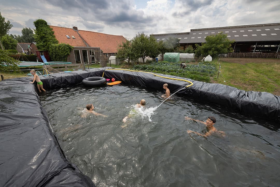 Met foliebalen en kuilplastic is eenvoudig een eigen zwembad te maken. Goed voor een hele zomer koele waterpret. Let wel goed op de veiligheid en houd toezicht. - Foto's: Peter Roek
