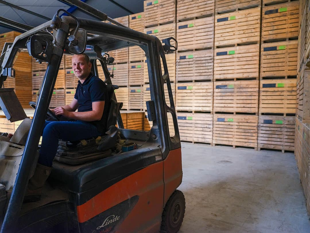 Rondom zijn schoolactiviteiten werkt John zoveel mogelijk thuis mee. Later hoopt hij onder meer op meer robotisering in de schuur.