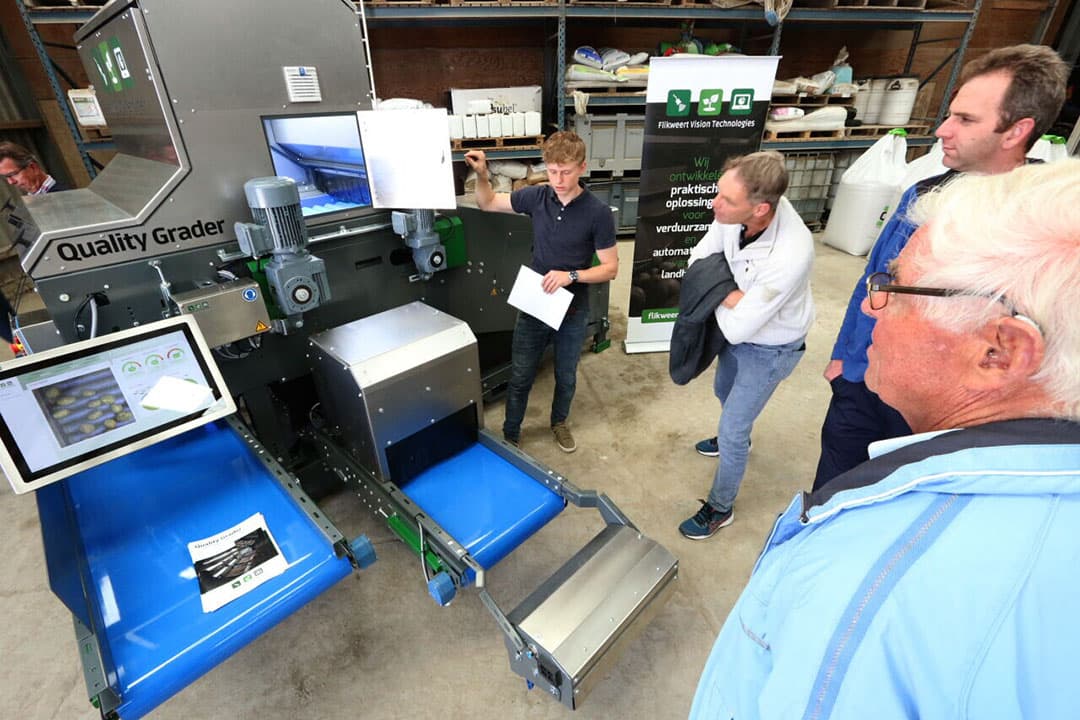 Dat de robotisering in de landbouw op korte termijn een hoge vlucht zal nemen zal niemand verbazen. Voorlopig is het nog een beetje de kat uit de boom kijken, per slot van rekening is de ontwikkeling nog in volle gang. Hier wordt een groep ingelicht over de mogelijkheden van de `Quality Grader` van Flikweert Vision Technologies. - Foto's: Anton Dingemanse