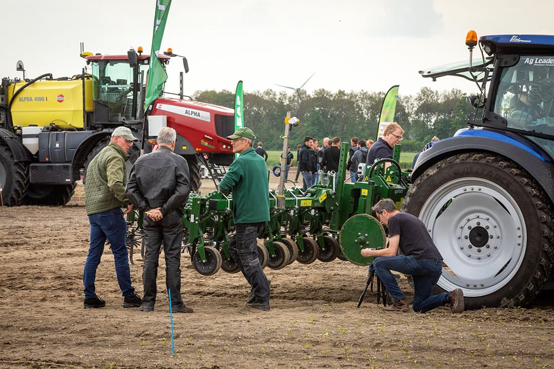Tijdens demo’s zagen bezoekers van de Future Farming & Food Experience hoe zij de onkruidbestrijding met minder gewasbeschermingsmiddelen en minder arbeid kunnen organiseren. Van wiedeggen en cameragestuurde schoffels tot veldrobots voor onkruidbestrijding. - Foto: Koos Groenewold