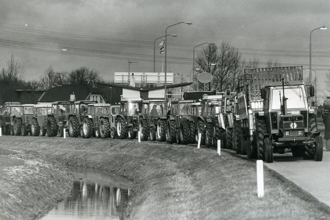 Een colonne trekkers in Friesland. Door het verkeer lam te leggen, wilden boeren aandacht genereren voor hun zaak. - Foto's: Misset