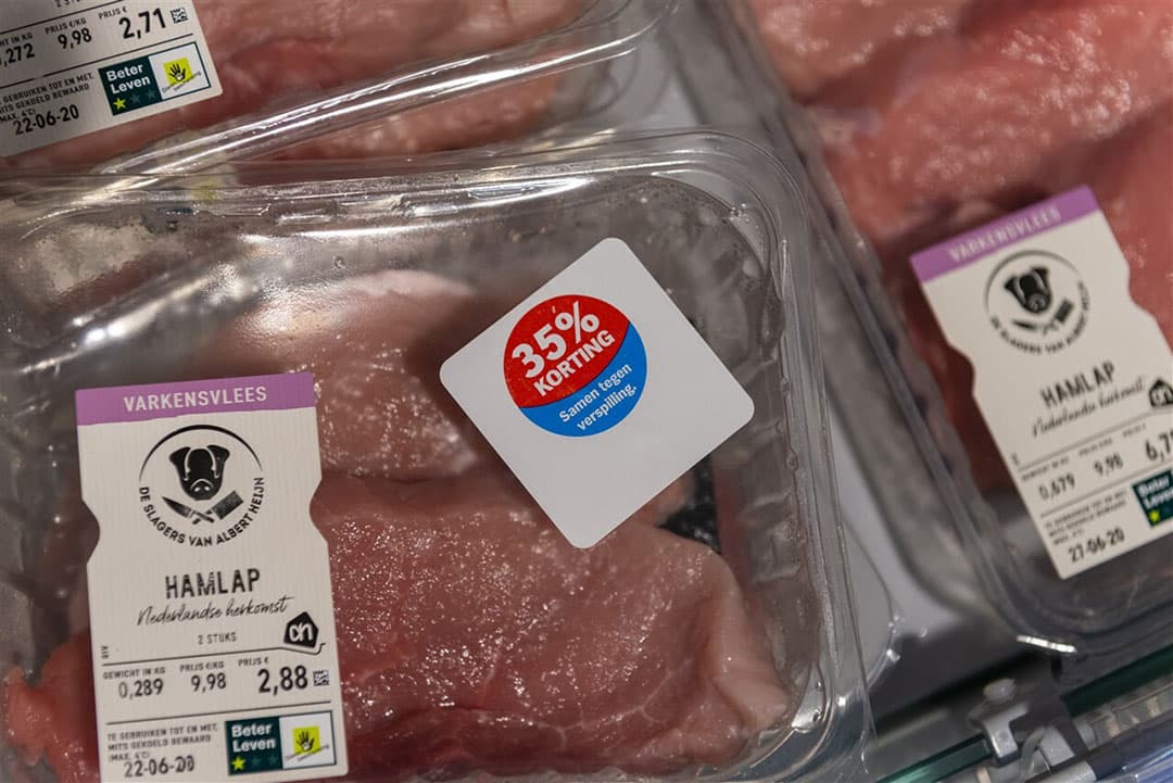 Afgeprijsd varkensvlees in het schap van de supermarkt. - Foto: ANP