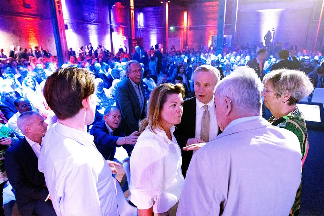 Het 153e partijcongres van de VVD, 11 juni. Op de foto Christianne van der Wal, minister voor Natuur en Stikstof, krijgt steunbetuigingen van VVD'ers. - Foto: ANP