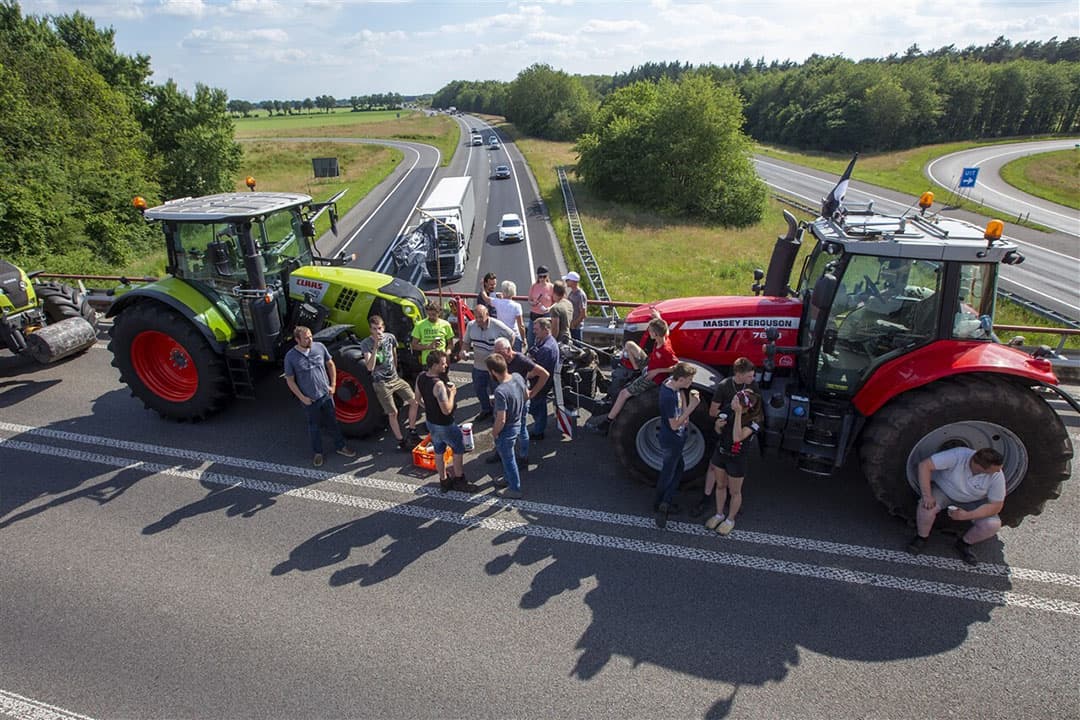 Actievoerende boeren op een viaduct over de A28 bij het Drentse Spier tijdens een protestactie, afgelopen donderdag 16 juni. - Foto: ANP/ Vincent Jannink