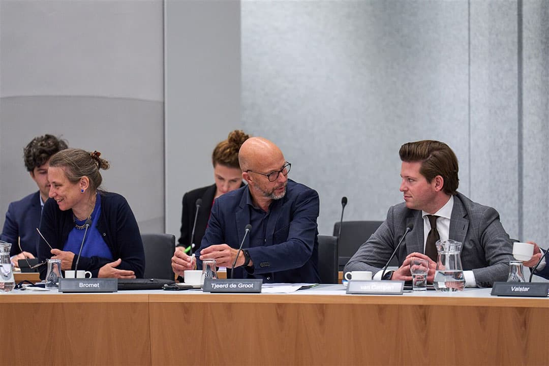 Tweede Kamerlieden, Laura Bromet (Groenlinks), Tjeerd de Groot (D66) en Thom van Campen (VVD) in de Kamer. De Groot en Van Campen gaan niet naar het boerenprotest in Stroe. De Nationaal Coördinator Terrorismebestrijding en Veiligheid adviseerde hen niet te gaan, omdat de veiligheid van de Kamerleden niet gegarandeerd kan worden. - Foto: ANP