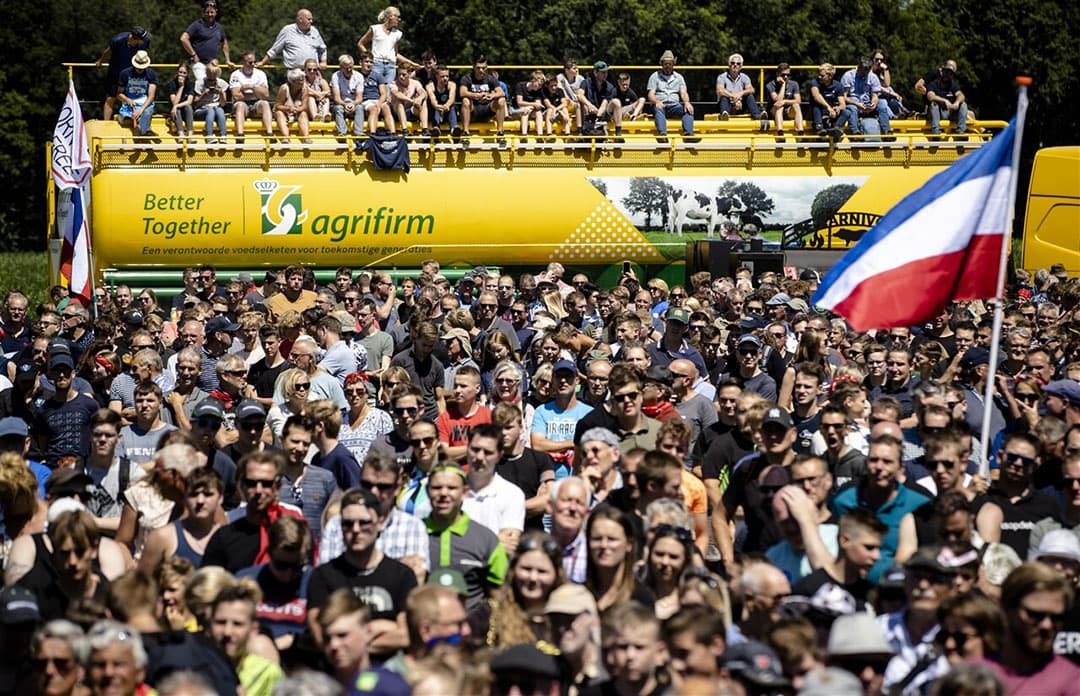 Duizenden protesterende boeren luisteren in Stroe naar de toespraken van onder meer Bart Kemp van Agractie. - Foto: ANP