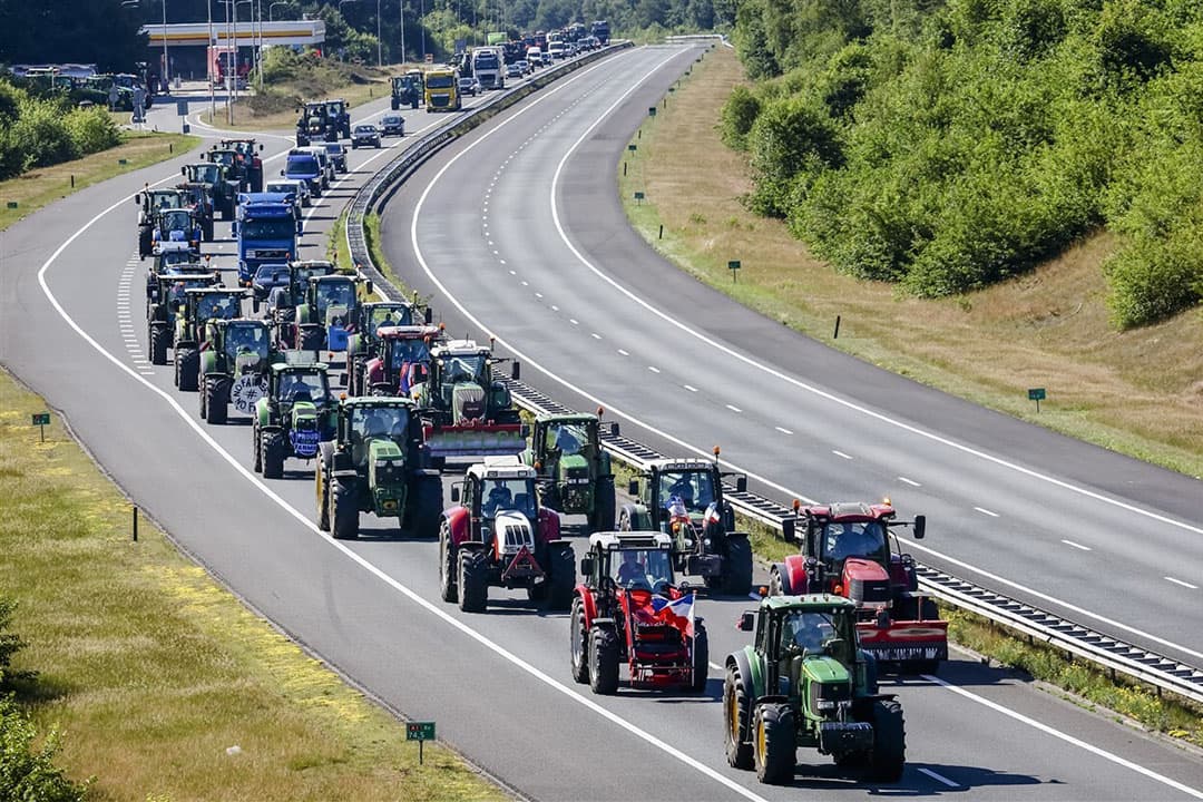 Trekkers op de A1, na afloop van het boerenprotest in Stroe (Gld.). Rijkswaterstaat had de snelweg afgesloten voor ander verkeer. - Foto: ANP