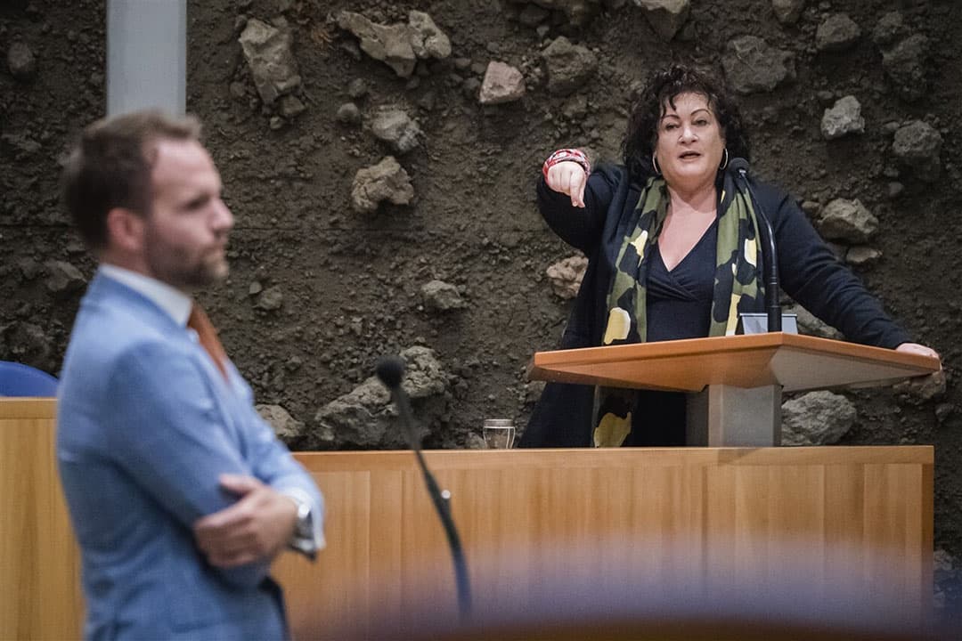 Derk Boswijk (CDA) bij interruptiemicrofoon. Zowel de linkse als rechtse oppositie én de coalitie liepen naar de interruptiemicrofoon om Van der Plas van repliek te dienen. Foto: ANP