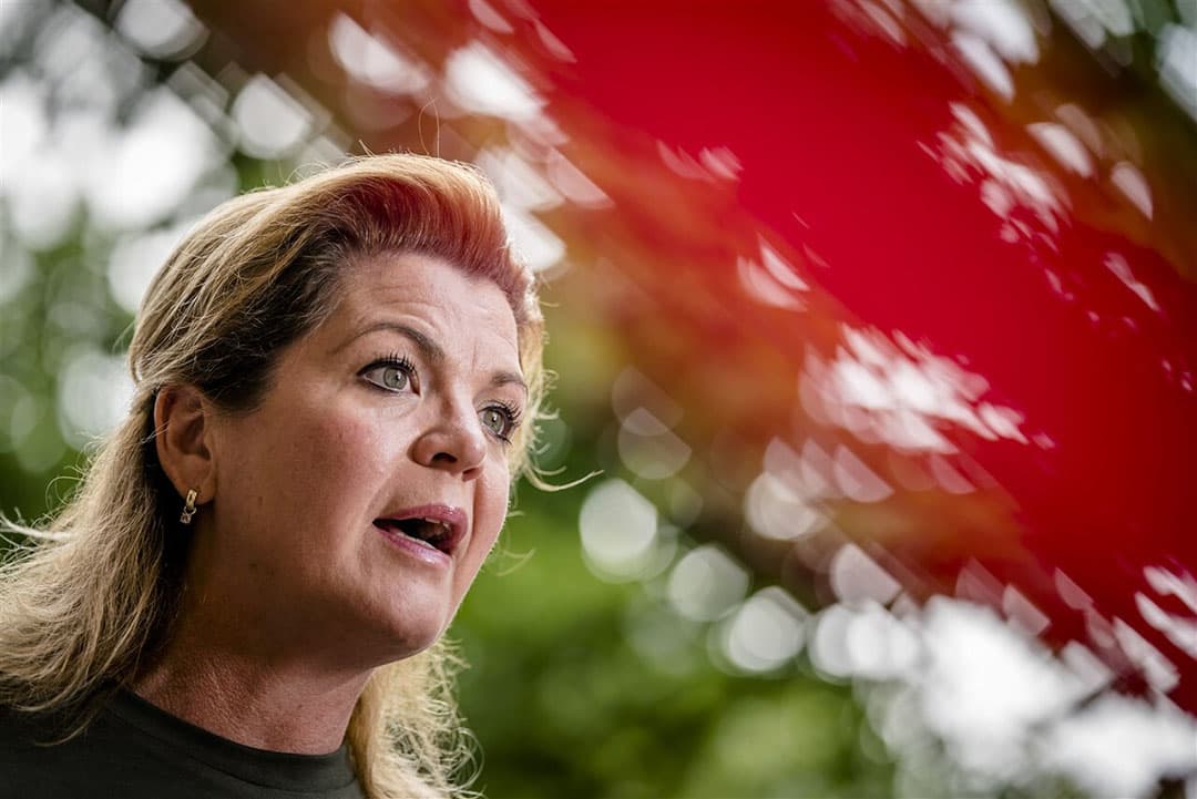 Christianne van der Wal, minister voor Natuur en Stikstof, vrijdagmiddag bij aankomst op het Binnenhof voor de wekelijkse ministerraad. - Foto: ANP