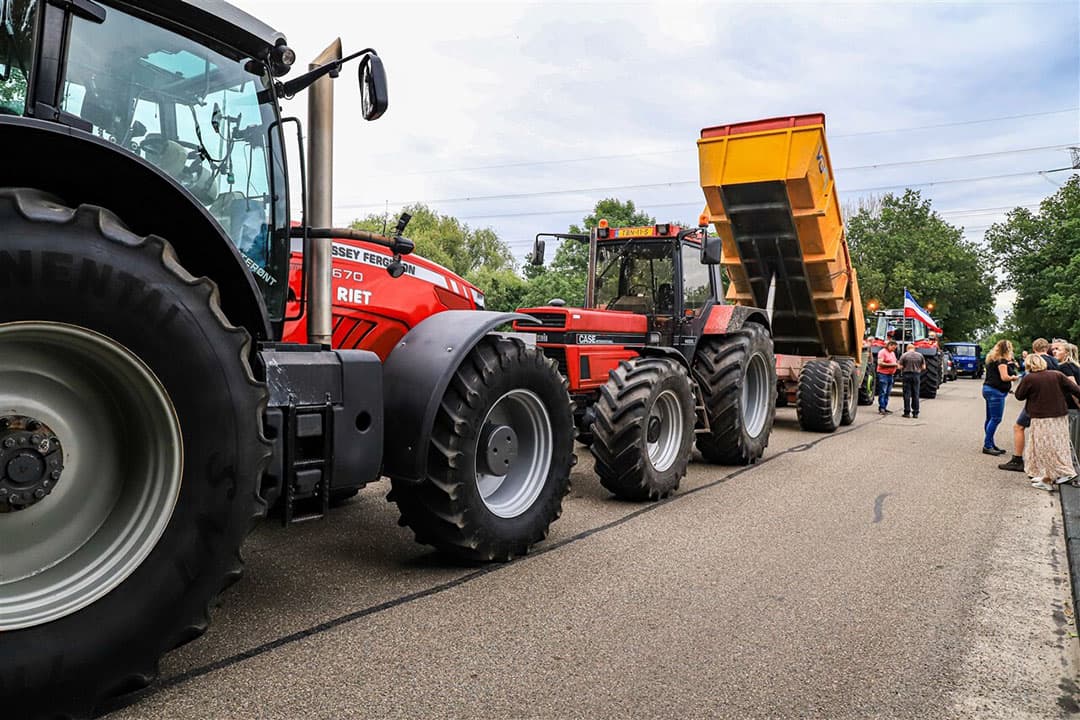 Gisteren, zondag 26 juni, protesteerden boeren onder andere bij de A1 tussen Borne en Azelo (Twente) tegen het stikstofbeleid. - Foto: ANP / Hollandse Hoogte / GinoPress