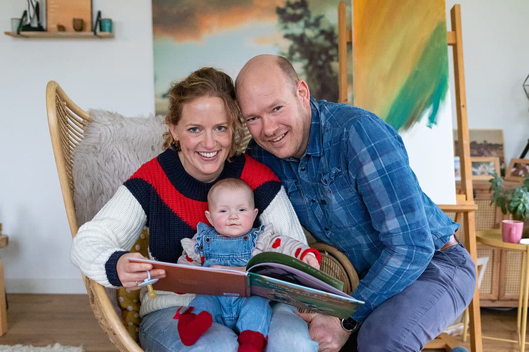Henriëtte Koerts (35) woont samen met Wytze Brandsma (41) in Bolsward (Fr.). Zij is huisarts, hij heeft een biologisch-dynamisch bedrijf met 65 melkkoeien en wat schapen. In hun midden dochter Eke die vorig jaar geboren is. Zoontje Thymen overleed in 2019 kort na zijn geboorte. Jet is momenteel opnieuw in verwachting. - Foto: Petra Kroon