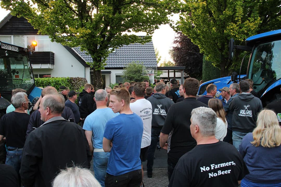 Een groep boeren kwam vrijdagavond 10 juni met hun tractor naar het huis van minister Christianne van der Wal (Natuur en Stikstof).  - Foto: ANP