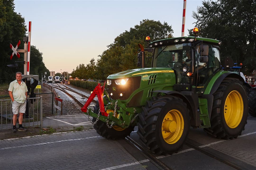 Achterhoekse boeren hebben het treinverkeer stilgelegd op de spoorlijn tussen Winterswijk en Zutphen. Bij het station van Lievelde werden twee treinen aan de ketting gelegd, omdat deze op diesel rijden. - Foto: ANP