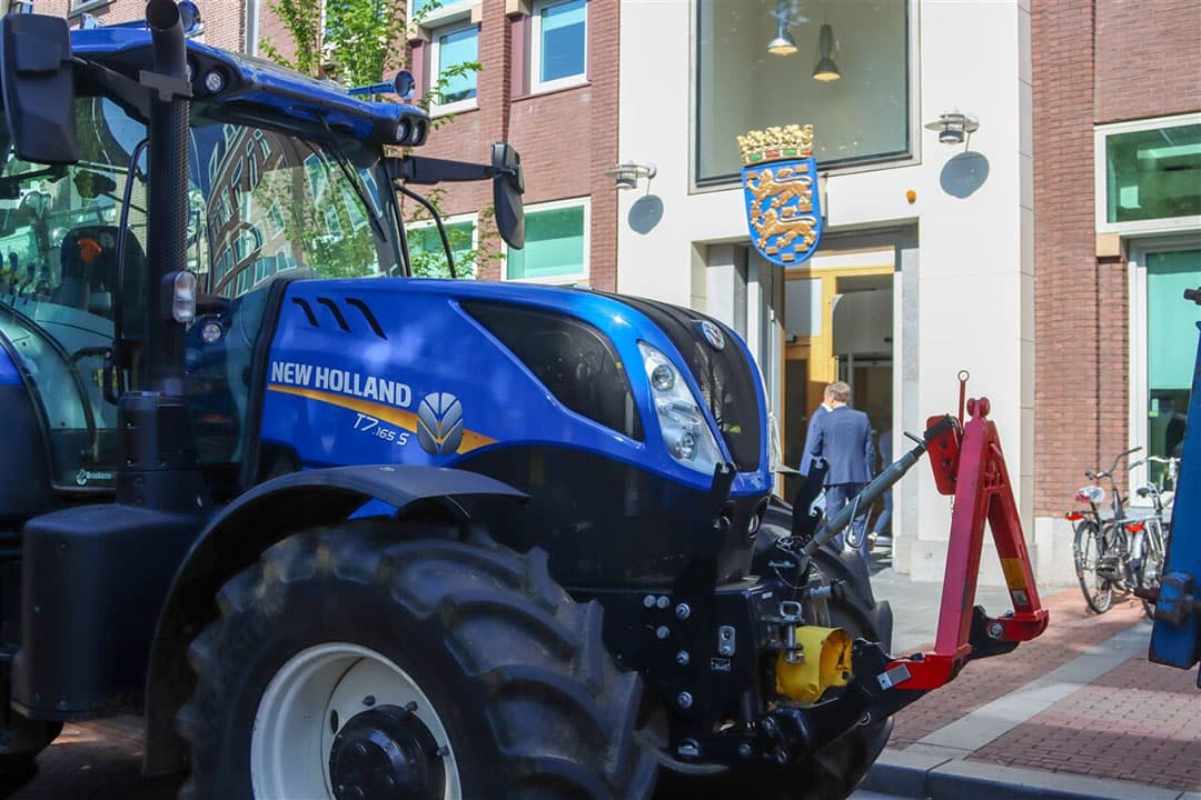 Een groep boeren demonstreert woensdagochtend 15 juni voor het provinciehuis in Leeuwarden tegen de stikstofplannen van het kabinet. - Foto: ANP