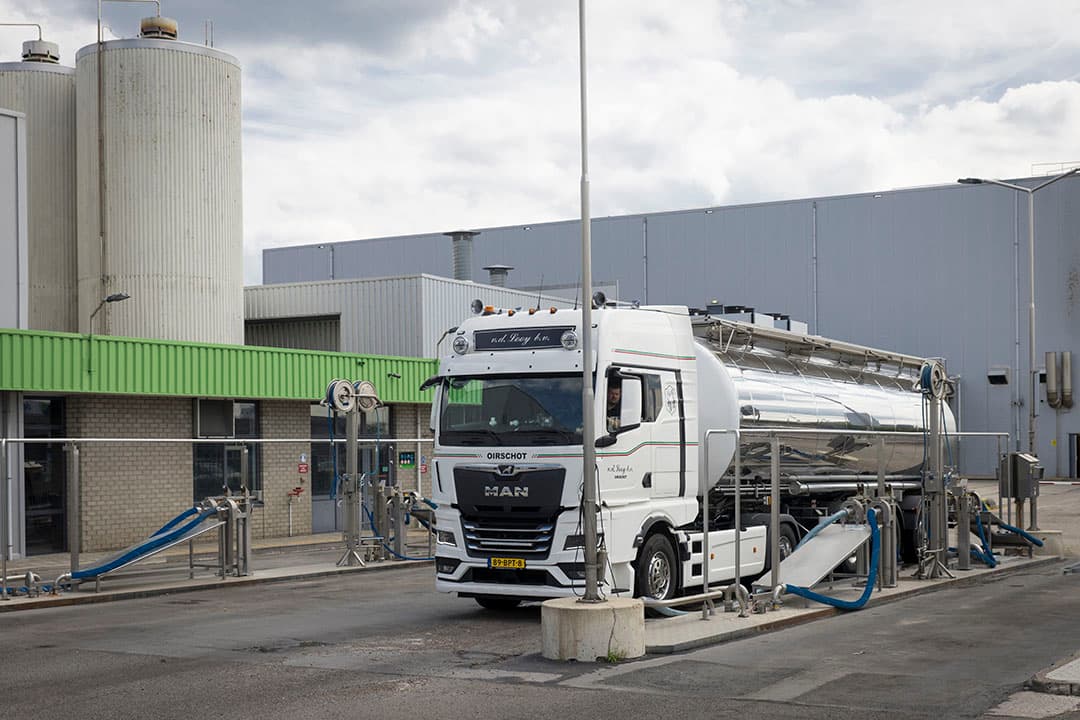 Melk wordt afgeleverd bij Arla Foods in Nijkerk. - Foto: Koos Groenewold