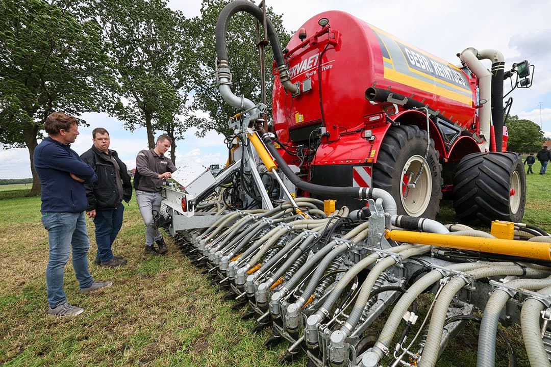 Een demo van het uitrijden van mineralenconcentraat met een nieuwe precisiebemester. - Foto: Bert Jansen