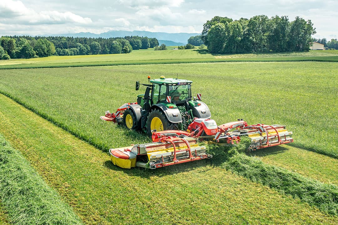 Optioneel kun je de Novocat V10000 laten voorzien van Collector-dwarstransportbanden of de CrossFlow-vijzel voor het direct op zwad leggen van het gemaaide gewas. - Foto: Pöttinger