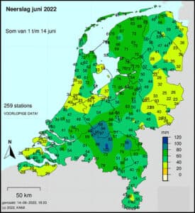Vooral in Noord-Brabant en de Betuwe viel in de eerste helft van juni veel regen. Het Zuidwesten, rondom Amsterdam en het Noordoosten werden juist zuinigjes bedeeld. Op 5 juni werd het Zuidwesten bediend, en op 6 juni een strook van zuid naar noord over het midden van Nederland. De dagen erna kreeg heel Nederland wat regen. - Bron: KNMI